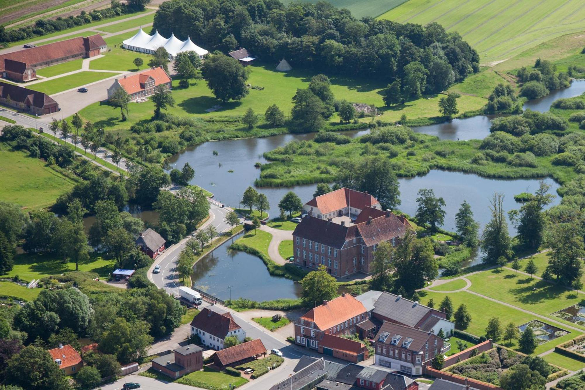 Den Gamle Kro Ved Gram Slot Kültér fotó